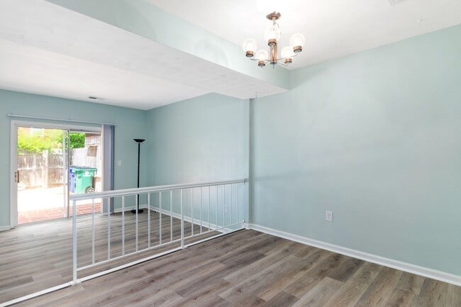 Foto del edificio - 3 Bed/2 1/2 Bath Pool Pet Friendly Bus line Parking