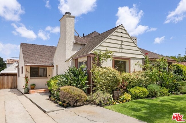 Building Photo - 256 S La Peer Dr