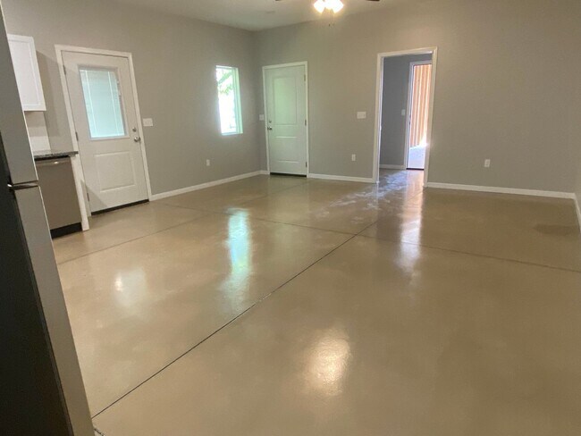 Foto del edificio - Large 4 Bedroom 2 bath Townhome !