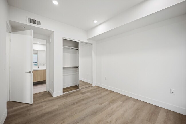Building Photo - 7050 Hawthorn – Apartments & Co-Living