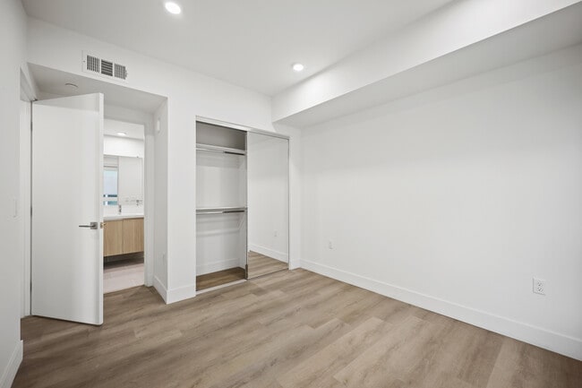Building Photo - 7050 Hawthorn – Apartments & Co-Living