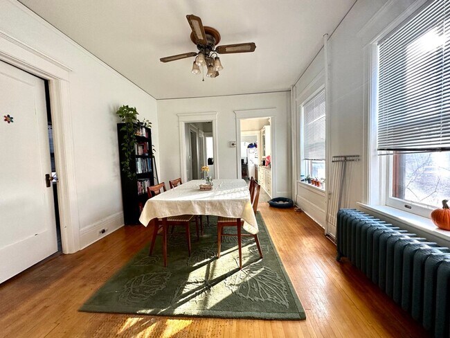 Foto del edificio - AVAILABLE JUNE - 3 Bed 1 Bath in Central Location