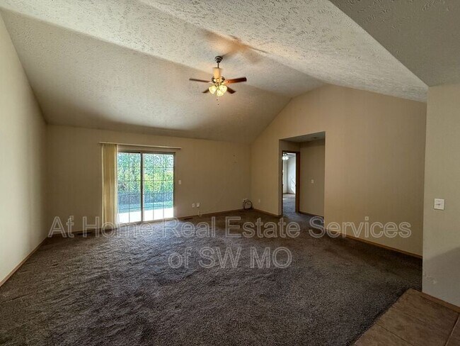 Foto del edificio - 1265 N Westwood Ave