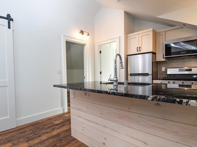 Foto del edificio - Expansive Loft-Style Carriage House in Private Haller Lake Estate