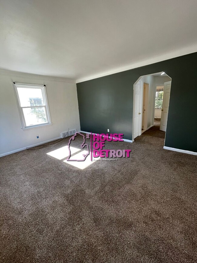 Building Photo - 3 BEDROOM | 1 BATH | FREE PRE SCREEN