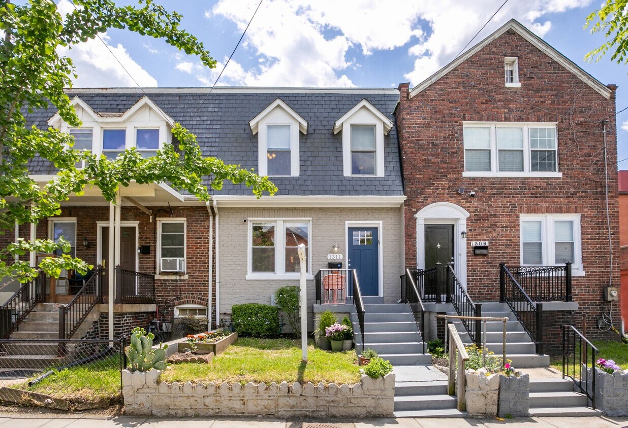 Primary Photo - Newly Upgraded 4 BR / 3.5 Bathroom Townhom...