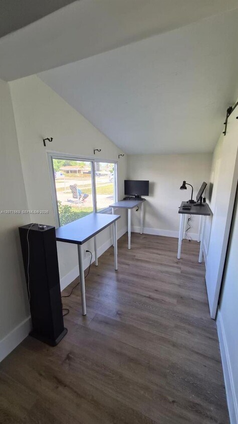 Foto del edificio - 632 NW 19th St