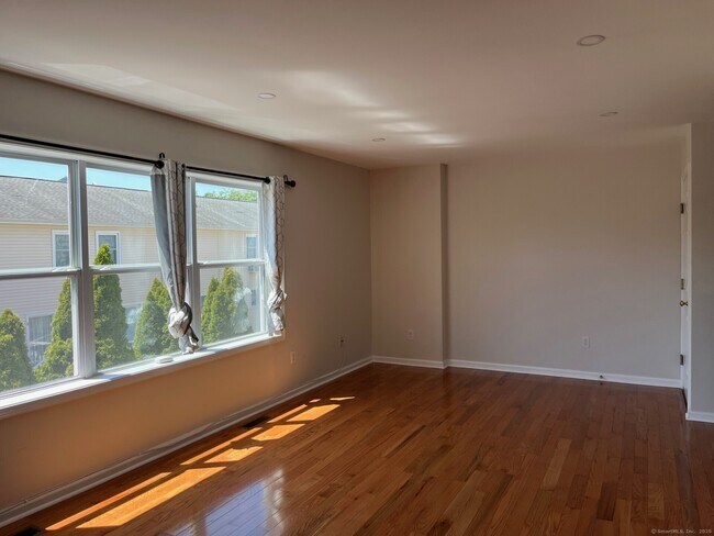 Building Photo - 15 Ferris Ave