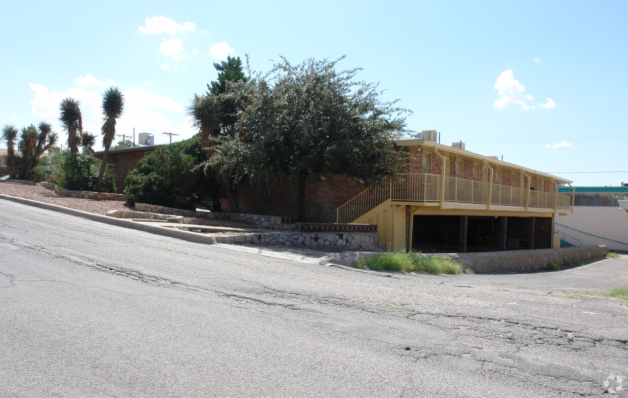 Building Photo - 2801 N Kansas St