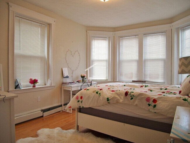 Foto del edificio - Coolidge Corner Modern 4-Bed / 3-Bath