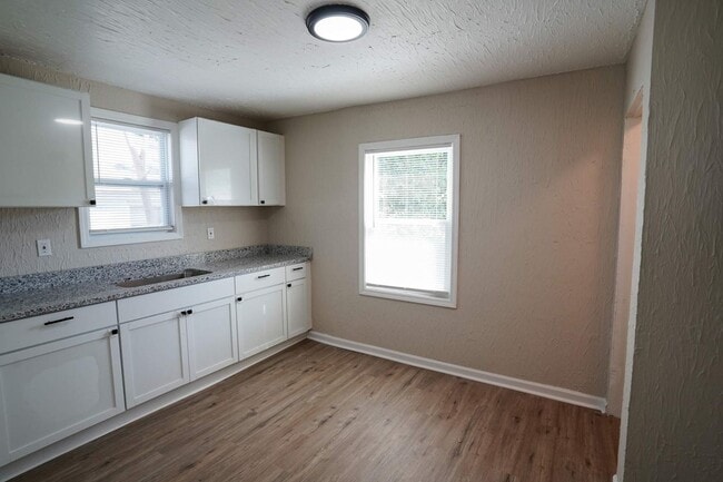 Building Photo - Freshly Renovated 2-Bedroom Home – Cozy & ...