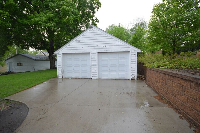Rent includes 1 stall in detached garage! - 519 5th Ave SW
