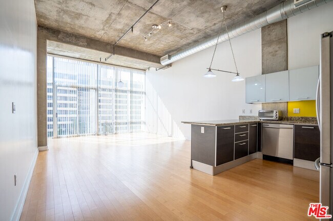Foto del edificio - 645 W 9th St