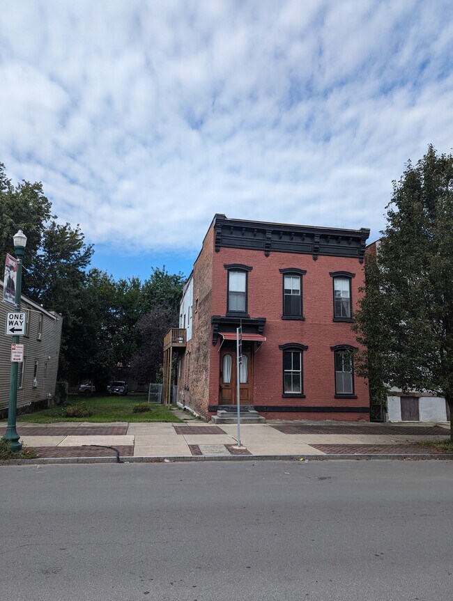 Building Photo - 443 3rd St