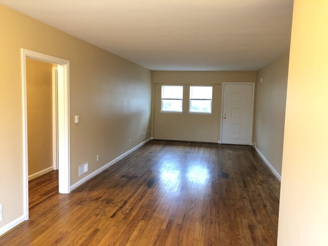 Foto del edificio - 8627 Mockingbird Ln