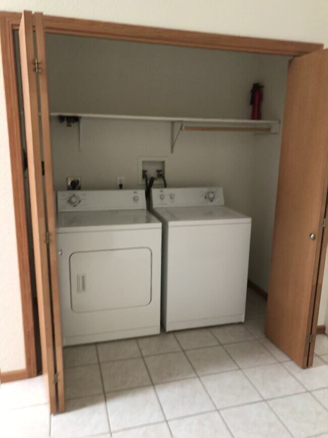 Foto del edificio - 4388 Camelot Dr