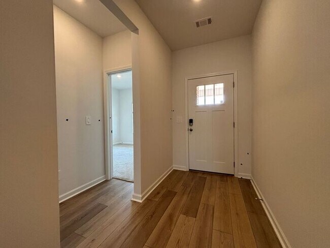 Building Photo - MOVE IN SPECIAL