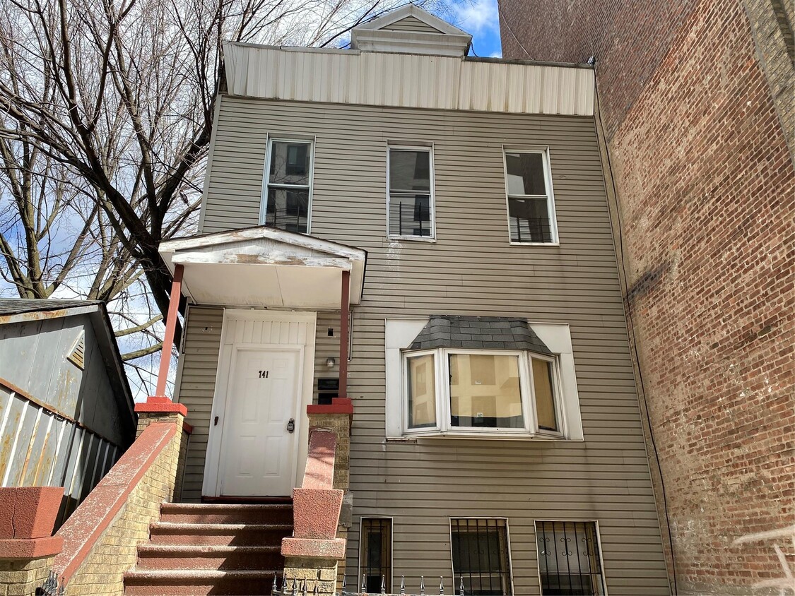 Foto principal - 741 E 178th St