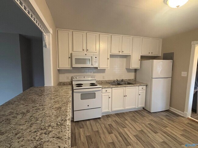 Foto del edificio - 2204 Bide a Wee Dr NE