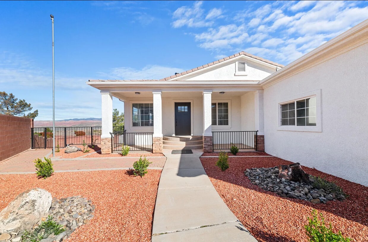 Front entry - 2280 W Vista Ct