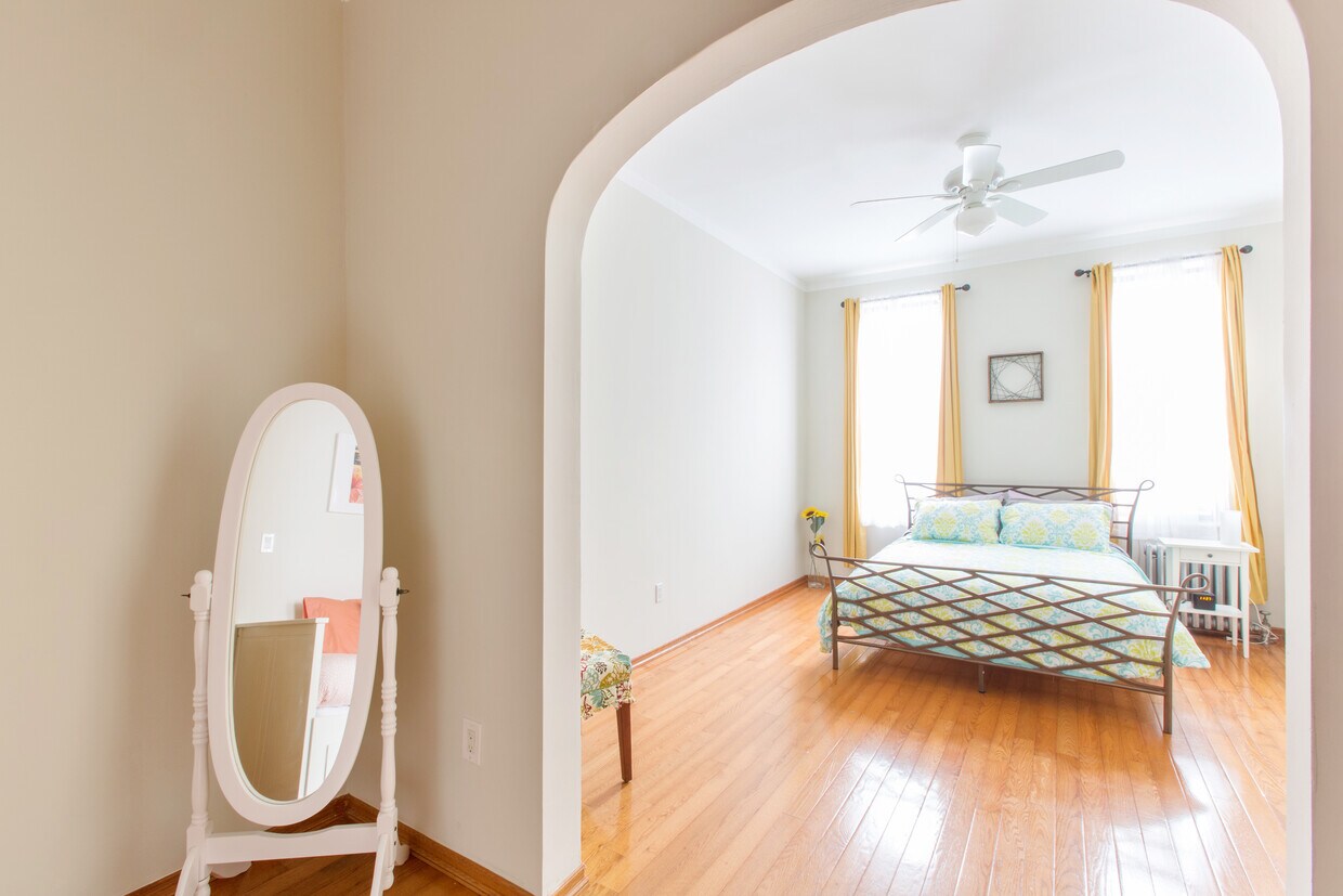 Huge sunny bedroom with arched entrance - 664 Manhattan Ave