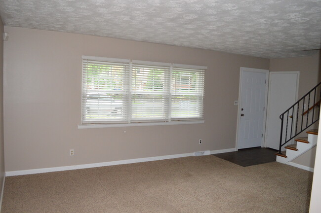 Family Room - 842 Bricker Blvd