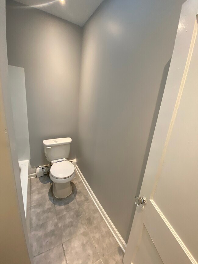Bathroom - 4500 N Front St