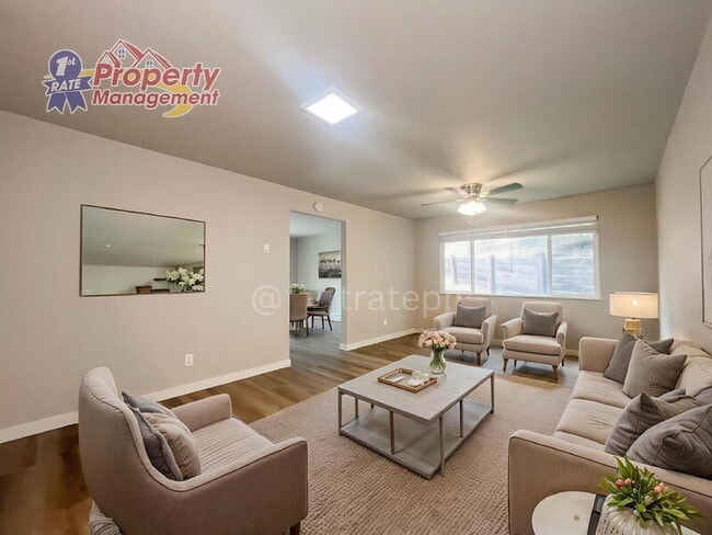 Foto del edificio - 1030 E Floral Ln