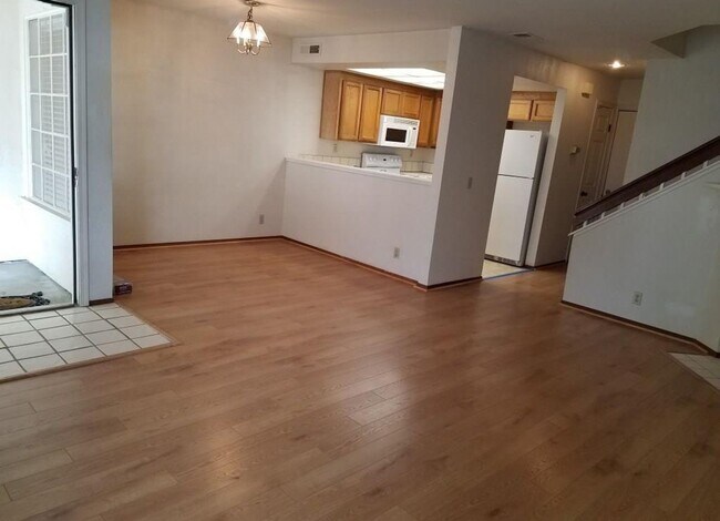 Foto del edificio - Charming 2BD/2BA Townhouse in Desirable Du...