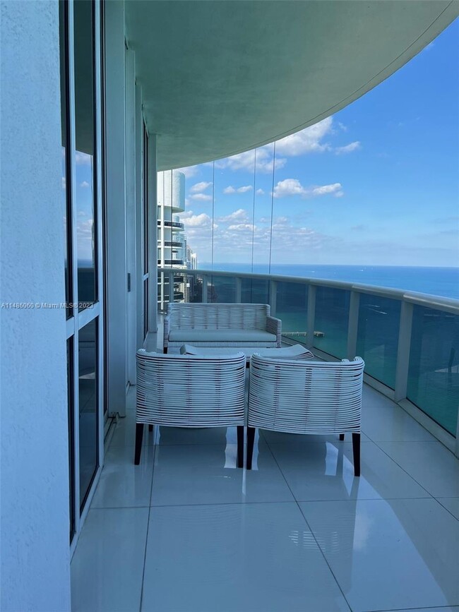 Building Photo - 15811 Collins Ave
