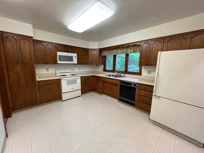 Building Photo - Lakeside 5 Bedroom 3 Bath Home Available N...