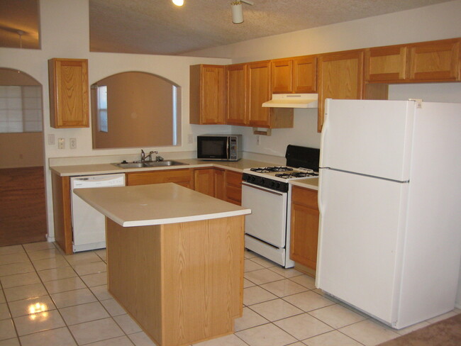 Building Photo - Super 3 Bedroom