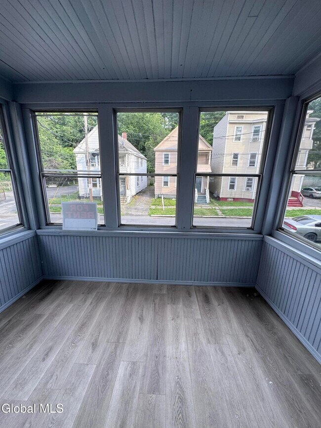 Building Photo - 885 Yorkston St
