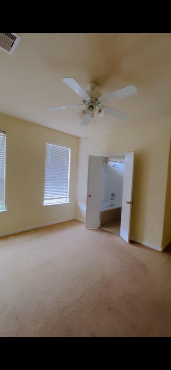 Foto del edificio - 9331 Harts Garden Ln