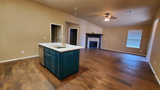 Foto del edificio - (3) Bed/(2) Bath in SW Moore Avail Early June!