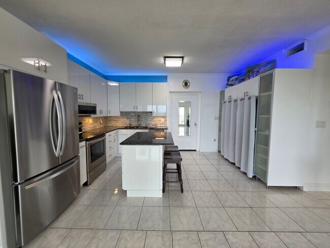 Foto del edificio - 1BR/1BA waterfront condo with golf course ...