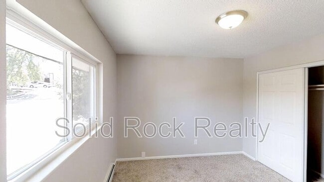 Foto del edificio - 2925 Straus Ln