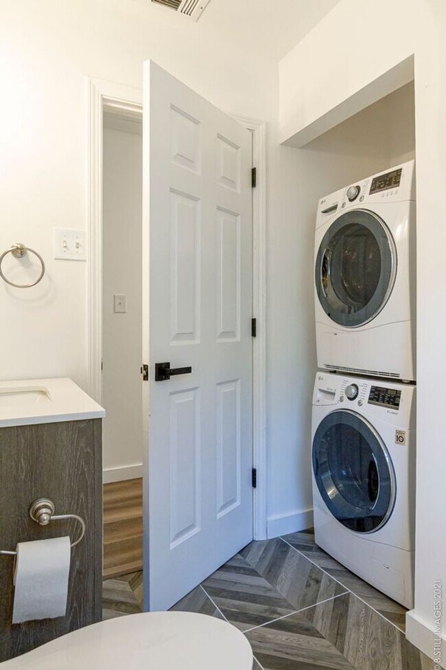 Foto del edificio - Elegant & Bright 2 Bedroom in Oakhurst’s H...
