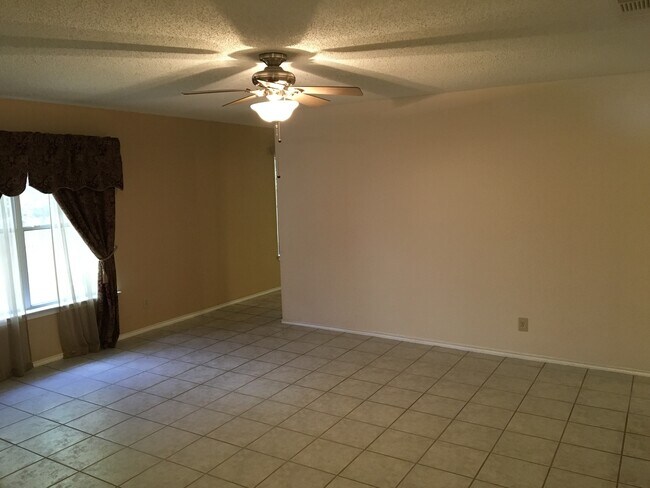 Foto del edificio - 8003 Chestnut Manor Dr