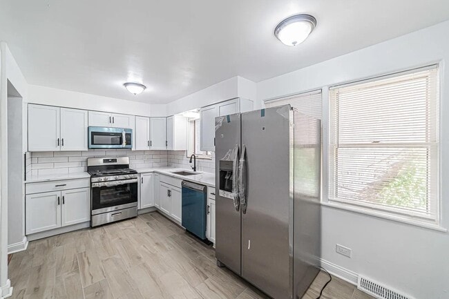 Building Photo - 7530 N Oakley Ave