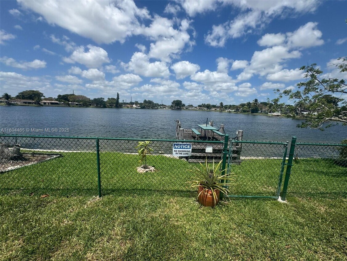 Foto principal - 9431 NW 10th St