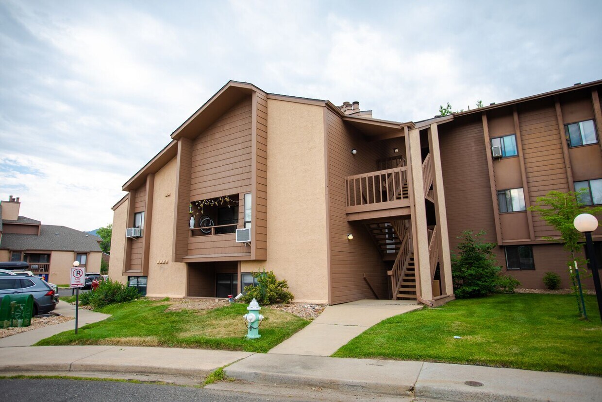 Primary Photo - Garden Level Condo in North Boulder