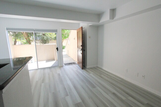 Building Photo - 3967 Nobel Dr