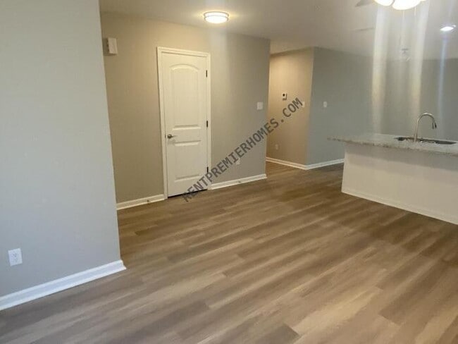 Building Photo - 1311 Lee Mac Dr