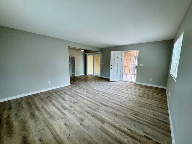 Foto del edificio - 7631 Ellis Ave