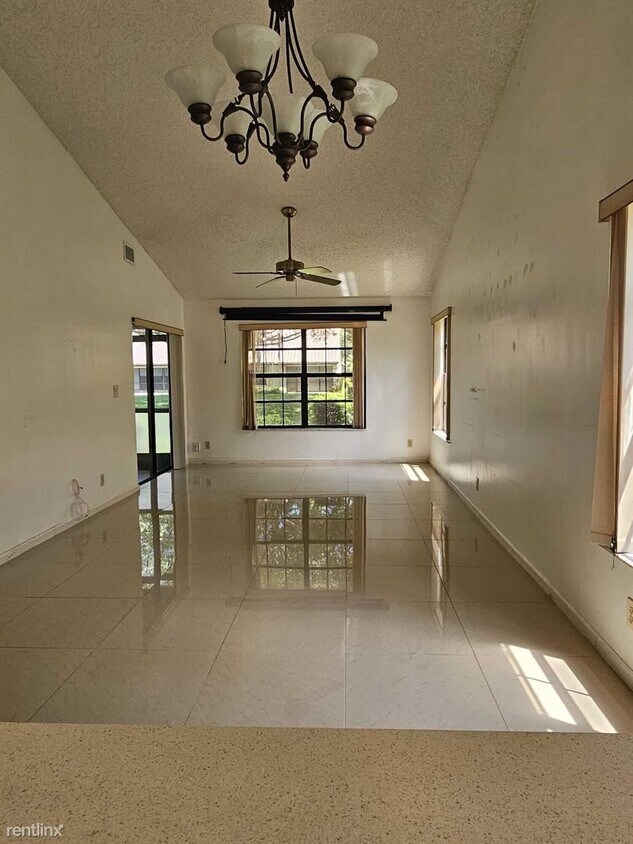 Foto principal - 3 br, 2 bath Townhome - 374 Driftwood Ter