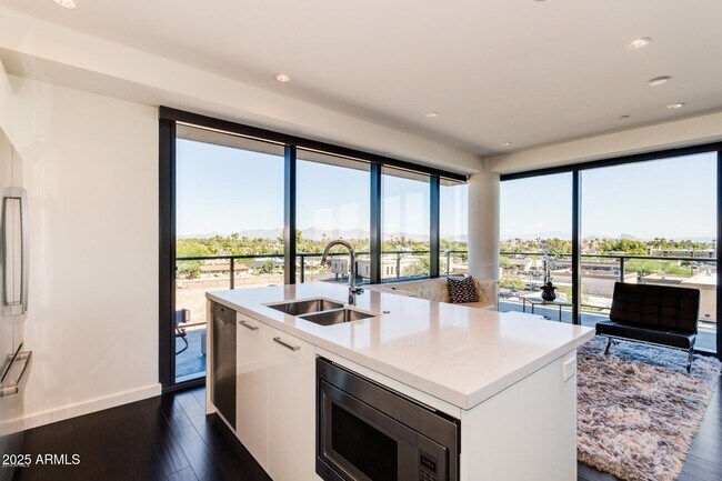 Foto del edificio - 4422 N 75th St