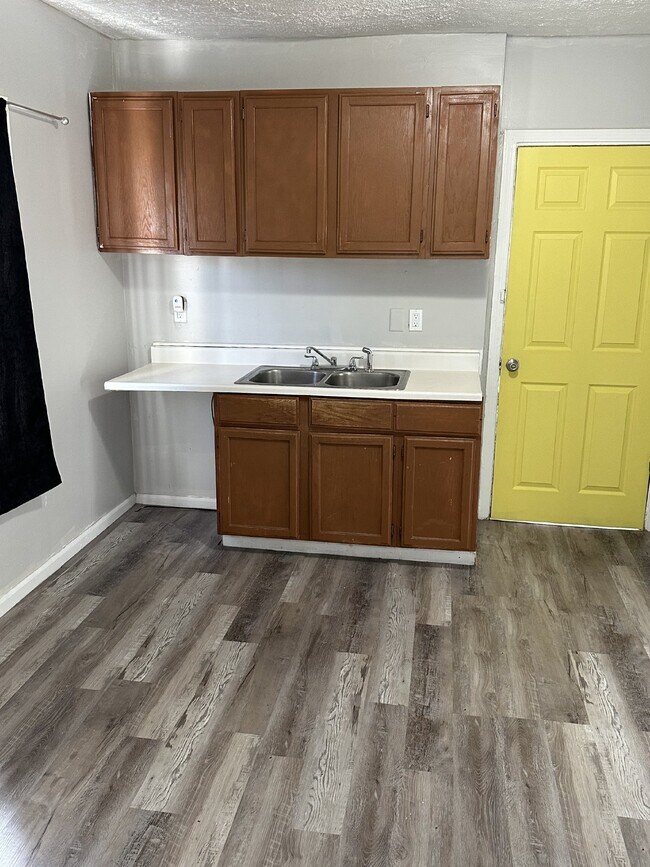 Foto del edificio - 3 bedroom 2 bath home with a few extras.