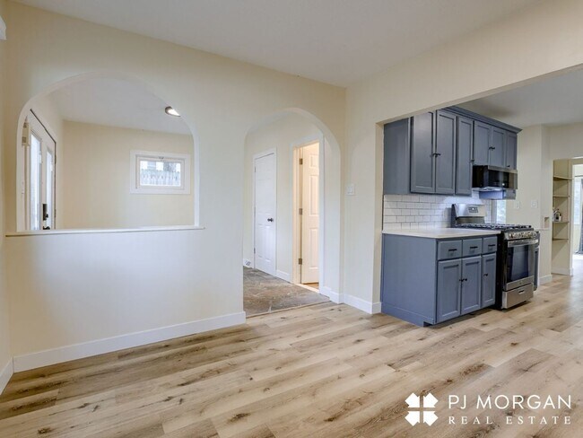 Building Photo - 3 bedroom, 2 bathroom House Available Imme...