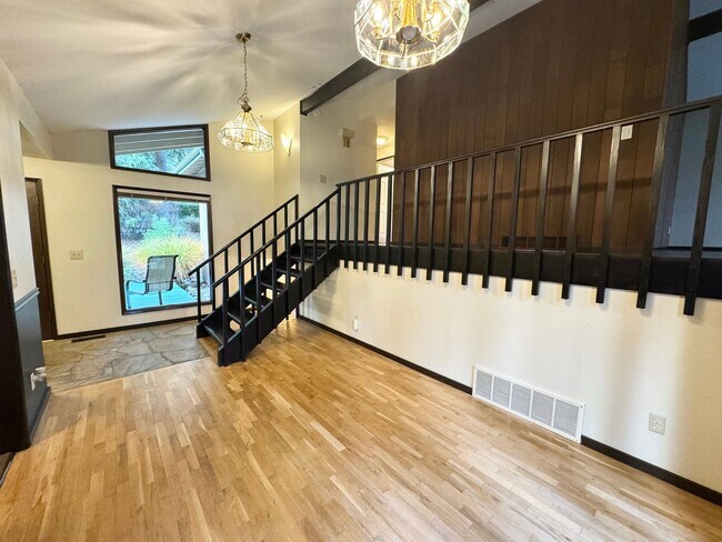 Building Photo - Mid century tri-level 4 bedrooms plus den/office huge yard